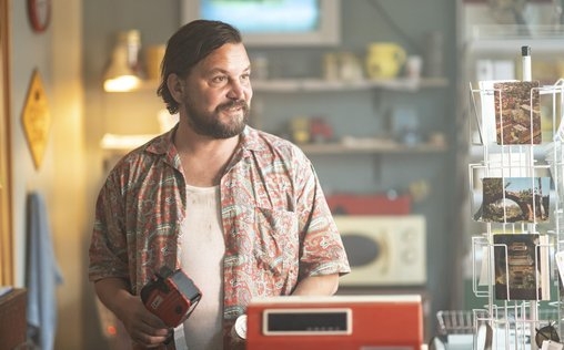 Over & Out 
 Hochkarätig besetztes Feel-Good-Movie. Nora Tschirner lockt ihre drei besten Jugendfreundinnen nach Italien und schickt sie mit ihrem letzten Wunsch auf einen turbulenten Road-Trip, der die lang getrennten Mittdreißigerinnen näher denn je zusammenführt.
Lea, Maja, Steffi und Toni haben sich als Kinder geschworen, ihre Hochzeiten unbedingt miteinander zu feiern. Inzwischen haben sich die vier Freundinnen aus den Augen verloren. Als Maja eine Botschaft schickt, dass sie in Italien heiratet, machen sich die drei auf den Weg. Statt einer Hochzeit erwartet sie eine Beerdigung und ein Auftrag. Begleitet von Majas Abschiedsvideo begeben sie sich auf einen turbulenten Roadtrip durch Italien, der ihre Freundschaft wiederaufleben lässt.