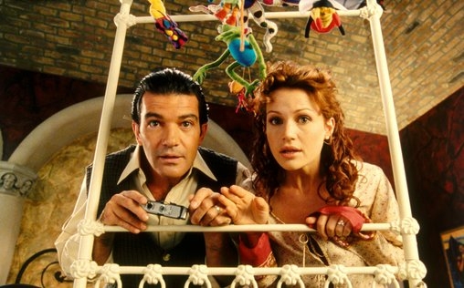 Spy Kids 
 Carmen (Alexa Vega) und Juni (Daryl Sabara) müssen handeln. Der böse TV-Star Floop (Alan Cumming) hat ihre Eltern Ingrid (Carla Gugino) und Gregorio (Antonio Banderas) entführt. Er will die beiden Geheimagenten ausschalten, weil sie seine Militärprojekte bedrohen. Carmen und ihr Bruder denken jedoch nicht daran, sich einschüchtern zu lassen. Mit der Ausrüstung ihrer Eltern nehmen sie den Kampf gegen Floop auf. - Die Figuren Carmen, Gregorio und Juni benannte Robert Rodriguez nach Familienmitgliedern. Er schnitt den Film in seiner 