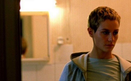 High Tension 
 Um sich auf ihre Prüfungen vorzubereiten, nehmen die beiden Studentinnen Alex (Maïwenn Le Besco) und Marie (Cécile de France) ein paar Tage Auszeit. Das ruhig gelegene Landhaus von Alex' Familie scheint der ideale Ort dafür zu sein. Aber schon in der ersten Nacht läuft der Besuch auf dem Bauernhof komplett aus dem Ruder: Ein psychopathischer Killer (Philippe Nahon) verschafft sich Zugang zum Haus und tötet Alex' Familie auf bestialische Weise! Marie gelingt es, sich zu verstecken. Als der perverse Mörder ihre Freundin Alex verschleppt, nimmt Marie die Verfolgung auf... - Preisgekrönter Horrorfilm des französischen Filmemachers Alexandre Aja (u.a. „The Hills Have Eyes“).