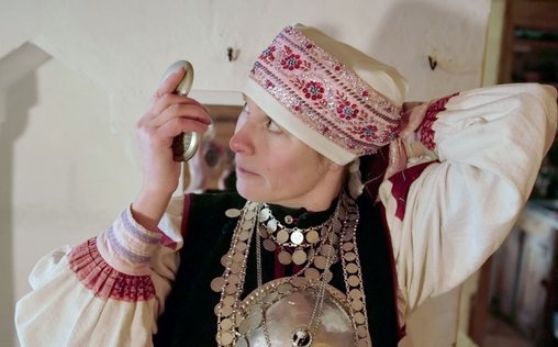 Seele des Baltikums - Eine winterliche Radreise 
 Nah und fern zugleich, weder slawisch, noch skandinavisch – die baltischen Länder haben etwas Unergründliches. Diesem Geheimnis will das Forscherpaar Sophie Planque und Jérémy Vaugeois auf einer 5.000 Kilometer langen Radtour durch Litauen, Lettland und Estland auf den Grund gehen. Mitten im Winter schlagen sie ihr Biwak in der freien Natur auf und suchen die Begegnung mit den dort lebenden Menschen. Bei der Wintersonnenwende bekommen sie ein Gefühl für die Mythen und die animistischen Traditionen des Baltikums. Mit wunderschönen Naturaufnahmen und einfühlsamen Porträts von Einheimischen dringt die Dokumentation an die Wurzeln einer Kultur vor, in der die Natur den Status des Heiligen hat.