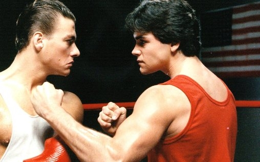 Karate Tiger - Der letzte Kampf 
 Der Teenager Jason ist mit seinem Vater von Los Angeles nach Seattle gezogen, nachdem sie ihren gut gehenden Karate-Dojo an eine mafiöse Organisation abtreten mussten. Jasons Vater wurde von Ivan, dem Schläger der Organisation, so schwer verletzt, dass er jetzt Krücken benutzen muss. Das immer noch andauernde Karatetraining seines Sohnes empfindet er als schwere Provokation, so dass er dessen Trainingsraum eines Tages völlig verwüstet. Voller Verzweiflung weint sich Jason am Grabe seines in Seattle ruhenden Idols Bruce Lee aus. Dort bittet er den toten Sensei Lee“ inständig, ihm zu helfen. In den darauf folgenden Nächten wird Jason in seinem neu eingerichteten geheimen Trainingsraum vom Geiste Bruce Lees besucht. Dieser macht den Amateur von Grund auf mit den Prinzipien der Kampfkunst sowie mit geistigen Werten wie Disziplin und Durchsetzungsvermögen vertraut. Gewappnet mit kostbarem Wissen und stählernem Mut nimmt Jason den Kampf gegen das Verbrecher-Syndikat auf. Doch mit dem Russen Ivan steht ihm ein übermächtiger Gegner gegenüber. Kann Jason mit der Hilfe von Bruce Lee diesen Kampf für sich entscheiden?