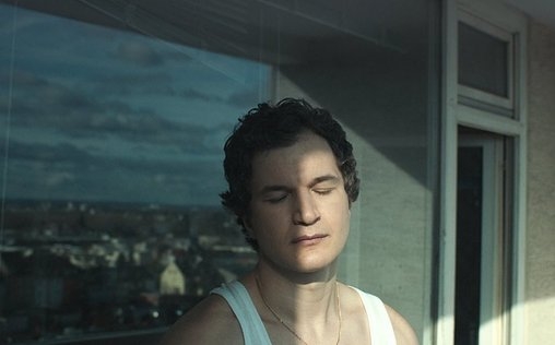 Der Masseur 
 An einem grauen, nebligen Morgen taucht in einer g...