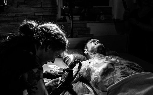 Genickbruch und das Leben danach - Der Punkrocker Gabor Schneider 
 Er ist Hardcore- und Punkrockfan, spielt selbst Gitarre und tritt mit seiner Band regelmäßig in Clubs im Osten der Republik auf. Doch ein Badeunfall in der Ostsee ändert von einem Moment auf den anderen alles: Gabor Schneider bricht sich im Alter von 26 Jahren bei einem Kopfsprung das Genick und ist seitdem halsabwärts gelähmt.
Gabor ist eine Kämpfernatur. Er will auch als Querschnittgelähmter voll am Leben teilhaben. Zusammen mit seinem Pflegeteam reist er zu Konzerten und Festivals, betreibt einen YouTube-Kanal, organisiert Spendenläufe für die Rückenmarksforschung und richtet ein Hardcore-Festival bei sich im Garten aus.