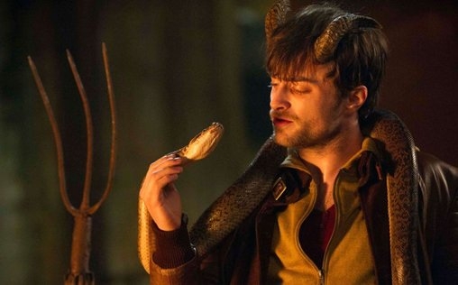 Horns - Für sie geht er durch die Hölle 
 Nach dem gewaltsamen Tod seiner Freundin Merrin (Juno Temple) bricht für Ig (Daniel Radcliffe) die Welt zusammen. Dabei muss der Außenseiter nicht nur den schmerzhaften Verlust verkraften: Er wird des Mordes bezichtigt. Die bizarren Ereignisse in Igs Leben fangen aber gerade erst an. Dem jungen Mann wachsen plötzlich Hörner aus dem Kopf! Die diabolischen Auswüchse sorgen dafür, dass ihm wildfremde Menschen ungefragt ihre düstersten Geheimnisse offenbaren. Nun hofft Ig mit der höllischen Superkraft Merrins Ableben aufzuklären. - Für seine Rolle wurde Radcliffe mit dem Chainsaw Award ausgezeichnet.