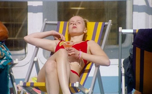 What Mary Didn’t Know 
 Die junge Schwedin Mary verbringt ihren Urlaub zusammen mit ihrer Familie auf einem Kreuzfahrtschiff. Während der Reise durch das Mittelmeer verliebt sie sich in den 25-jährigen Abdel, der zur Crew gehört.