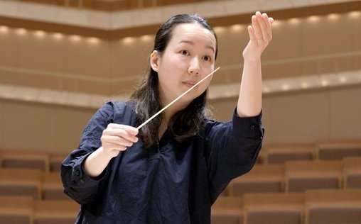 Klangwütig - Ein Jahr an der Karajan-Akademie 
 Ein Platz an der Karajan-Akademie ist unter jungen Spitzenmusikern heiß begehrt, schließlich erfolgt die Ausbildung bei einem der besten Orchester der Welt: den Berliner Philharmonikern. Die Kehrseite: große Erwartungen und viel Druck. Über ein Jahr folgt der Film drei jungen Musikerinnen und Musikern, die versuchen, ihre Hoffnungen und Träume mit der Realität in Einklang zu bringen.