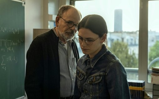 Die Gleichung ihres Lebens 
 Sie trägt eine Brille und Hausschuhe in den Fluren der renommierten École Normale Supérieure in Paris, weil sie sich dort zu Hause fühlt und ihr Äusserlichkeiten egal sind. Marguerite (Ella Rumpf) ist eine hochbegabte Mathematikstudentin, lebt in einer Welt aus Zahlen und Formeln. Als einzige Frau ihres Jahrgangs steht sie kurz vor dem Abschluss ihrer Dissertation – ein Meilenstein, der ihr eine glänzende akademische Zukunft verspricht. Doch am Tag der Präsentation entdeckt sie einen schwerwiegenden Fehler in ihrer Arbeit. Ihr Selbstbild und ihre gesamte Lebensplanung geraten ins Wanken. Marguerite entscheidet sich, alles hinter sich zu lassen: die Universität, ihre Karriere, ihr bisheriges Leben. Auf der Suche nach einem neuen Sinn und einer anderen Perspektive auf die Welt taucht sie in unbekannte Milieus ein – und entdeckt dabei nicht nur die Mathematik neu, sondern auch sich selbst.

«Die Gleichung ihres Lebens» (im Original: «Le théorème de Marguerite») ist ein feinfühliges Drama über Leistungsdruck, Selbstzweifel und die Kraft des Neuanfangs. Die schweizerisch-französische Produktion unter der Regie von Anna Novion wurde auf mehreren europäischen Festivals gezeigt und erhielt viel Lob für ihre besondere Erzählweise, die Mathematik nicht nur als Wissenschaft, sondern als menschliche Leidenschaft begreift. In der Hauptrolle glänzt der Schweizer Shootingstar Ella Rumpf, bekannt aus Filmen wie «Chrieg» und «Die göttliche Ordnung». Für ihre eindrucksvolle Darstellung der jungen Mathematikerin Marguerite wurde Rumpf mehrfach ausgezeichnet – unter anderem mit dem Schweizer Filmpreis als beste Darstellerin und dem französischen César als beste Nachwuchsdarstellerin.

SRF zwei zeigt «Die Gleichung ihres Lebens» als Free-TV-Premiere in Zweikanalton deutsch/französisch.