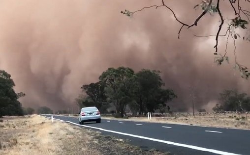 Dashcam - Die schlimmsten Autofahrer der Welt 
 Abgefahren - Die spektakulärsten Dashcam Clips (3.5)