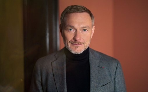 Westerwelle 
 „Westerwelle“ erzählt die Geschichte eines polarisierenden FDP-Politikers, der als erster offen schwuler Vizekanzler Deutschlands gleichermaßen Machtwille, Verletzlichkeit und persönlichen Wandel verkörperte. Nach seiner Krebsdiagnose blickt Guido Westerwelle in exklusiven Tonbandaufnahmen auf sein Leben zurück, ergänzt durch Freunde und Wegbegleiter wie Michael Mronz, Wolfgang Kubicki, Daniel Bahr u. a. sowie umfangreiches Archiv- und bislang unveröffentlichtes Material. „Jahrzehntelang war ich ein Starker und plötzlich bin ich ein ganz Schwacher.“ Mit diesen Worten beschrieb Guido Westerwelle 2015 die Folgen seiner Leukämieerkrankung.