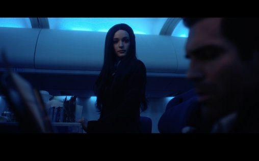 Altitude - Die Hard in the Sky 
 FBI Agentin Gretchen Blair ist auf dem Flug nach Washington D.C., als sie von einem Fremden im Sitz neben ihr angesprochen wird. Er bietet ihr 15 Millionen Dollar an, wenn sie ihn sicher wieder auf den Boden bringt, denn das Flugzeug würde jeden Moment entführt werden. Als eine Bande professioneller Verbrecher die Kontrolle übernimmt muss Gretchen feststellen, dass der Mann nicht gespaßt hat. Und bevor sie sich versieht, befindet sie sich im Kampf gegen die Entführer, die an Bord des Flugzeuges nach einer versteckten Beute suchen.