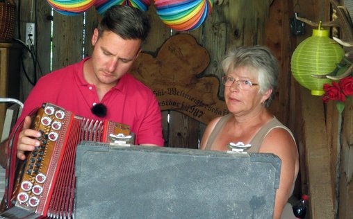 Der Trödeltrupp - Das Geld liegt im Keller 
 Andreas bei Birgit