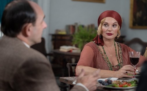 Agatha und der Fluch von Ischtar 
 Im Jahr 1925, als sie in einer Schaffenskrise steckt und ihr Privatleben den Bach runtergeht, beschließt die junge Agatha Christie, einen wahren Mordfall zu lösen. Basierend auf ihrem berüchtigten elftägigen Verschwinden und einem mysteriösen ungeklärten Mord ist dieser Film ein klassischer Whodunit, der die Herkunftsgeschichte der weltberühmten Autorin beleuchtet. Als die Patentochter von Florence Nightingale, die denselben Namen trägt, mit eingeschlagenem Schädel in einem Zug nach Hastings aufgefunden wird, wird der Killer trotz einer sofortigen Ermittlung und eines Aufschreis der Öffentlichkeit nicht gefunden. Da sie von dem Versagen der Polizei zur Weißglut getrieben wird, beginnt die Partnerin von Florence, Mable Rogers, die 26 Jahre mit ihr zusammen war, ihre eigene Ermittlung. Doch, obwohl sie eine Reihe von Verdächtigen hat, kann Mable keine Beweise hervorbringen, um den Mörder zu überführen. Da sie mit ihrem Latein am Ende ist, bittet sie die Schöpferin von Poirot, deren letzter Roman 