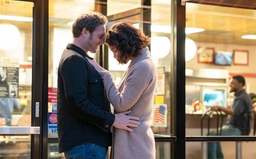 The Secret - Traue dich zu träumen 
 Mit der Erziehung ihrer drei Kinder fühlt sie sich zunehmend überfordert, die Arbeit in einem Fischrestaurant deckt kaum den Unterhalt ihrer Familie, und ihre Beziehung zu Tucker Middendorf, dem Besitzer des Lokals, basiert eher auf Zweckmäßigkeit denn auf Liebe. Seit dem Tod ihres Mannes bei einem Flugzeugabsturz vor fünf Jahren verliert Miranda Wells (Katie Holmes) mehr und mehr die Kontrolle über ihr Leben. Und dann verschuldet die alleinerziehende Mutter auch noch einen Auffahrunfall. Erstaunlicherweise entpuppt sich der Geschädigte als sympathischer und hilfsbereiter Mann. Der Uni-Professor Bray Johnson (Josh Lucas) ist sogar bereit, Mirandas Auto kostenlos zu reparieren. Aber Mirandas Pechsträhne ist damit nicht zu Ende. In der Nacht tobt ein Orkan und ein umgestürzter Baum reißt ein großes Loch in das Dach ihrer Wohnung am Rand von New Orleans. Wie durch ein Wunder erscheint Bray am nächsten Tag und macht sich daran, die Schäden am Haus auszubessern. Mirandas Schwiegermutter Bobby sieht in dem charmanten, gutaussehenden Fremden jedoch eine Bedrohung für die mögliche Hochzeit zwischen Miranda und Tucker. Noch ahnt niemand, welches Geheimnis Bray verbirgt. 

Andy Tennant („Anna und der König“) ließ sich für sein Liebesdrama „The Secret – Traue dich zu träumen“ von dem Selbsthilfebuch „The Secret“ der Australierin Rhonda Byrne inspirieren. In dem Bestseller geht es um die Macht positiver Gedanken und dem Glauben, dass diese auch eine Verbesserung der Lebensbedingungen herbeiführen. Regisseur Tennant gestaltete die Rolle des netten Universitätsprofessors Bray Johnson (dargestellt von Josh Lucas) nach diesem Konzept. Bray verhilft mit seinem ungebrochenen Optimismus der verzweifelten Witwe Miranda Wells (Katie Holmes) zur entscheidenden Wende ihres Lebens.