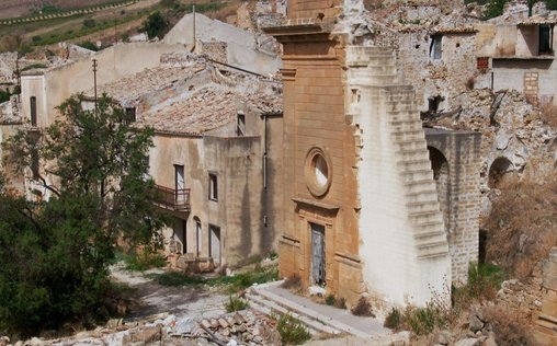 Lost Places 
 In Kobe, Japan stehen die Häuser dicht an dicht. E...