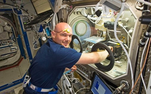 Spacetime 
 Der schwerelose Mensch - Leben und Lieben im All