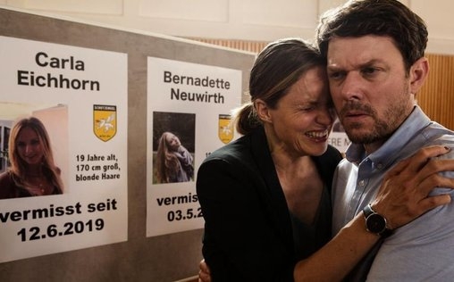 Jeanny - Das fünfte Mädchen 
 In einer beschaulichen Kleinstadt in der Nähe von ...