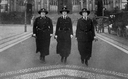 Beruf: Polizistin 
 Heute sind sie ein vertrauter Anblick: Frauen in d...