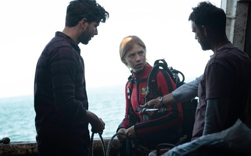 Angriff aus der Tiefe 
 Als der Trawler feststeckt, auf dem eine irische Meeresbiologie-Studentin ihr Praktikum macht, beginnt eine mysteriöse, grünlich schimmernde Flüssigkeit durch den Schiffsrumpf zu sickern.