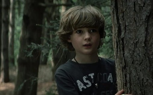 The Witch Next Door 
 Nach der Trennung seiner Eltern verbringt Teenager Ben die Sommerferien bei seinem Vater in einer kleinen Küstenstadt. Dabei lernt er Mallory kennen, in der er schnell eine Freundin findet. Doch so idyllisch und friedlich, wie der verschlafene Ort zwischen Meer und dichtem Wald auf den ersten Blick erscheint, ist er nicht. Seine Vergangenheit ist geheimnisvoll und düster. Ben beobachtet seltsame Ereignisse im Haus nebenan. Als plötzlich die beiden Nachbarskinder spurlos verschwinden und niemand davon Notiz zu nehmen scheint, ist sich Ben sicher: Nebenan hat sich eine Hexe eingeschlichen! Als die Jahrtausende alte Hexe bemerkt, dass Ben dabei ist, ihr düsteres Geheimnis ans Licht zu bringen, ist niemand im Ort mehr sicher…