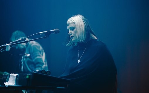 Slowdive - Echoes with Jehnny Beth 
 Achtung, Legenden-Alarm: Die Shoegazer von Slowdiv...