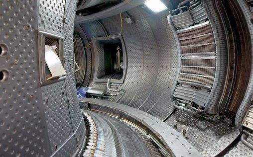 Versprechen Kernfusion? Der Wettlauf um die Energie der Zukunft 
 Es war ein Meilenstein in der Kernfusionsforschung: Ende 2022 lieferte erstmals eine Fusionsreaktion mehr Energie als ihr zuvor zugeführt worden war. Ein Erfolg, auf den die Fusionsforschung rund 70 Jahre hingearbeitet hatte. Nun ist der Wettbewerb um einen Fusionsreaktor neu entfacht. Weltweit sind Forschungs- und Entwicklungsteams im Rennen. Sie setzen auf unterschiedliche technologische Ansätze, planen und bauen erste Maschinen und Anlagen, müssen technische Probleme bewältigen und Rückschläge verkraften. Können sie ihr Ziel erreichen und Kraftwerkebauen, die durch Kernfusion große Mengen Strom erzeugen? Und welche Rolle kann Strom aus Kernfusion künftig in unseren Energiesystemen spielen?