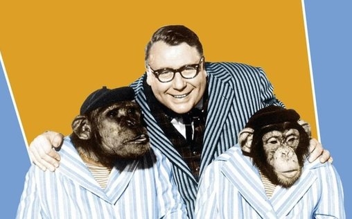 Ach Egon! 
 Kinderarzt Dr. Waldemar Weber ist entsetzt: Ausgerechnet zu seinem ersten Hochzeitstag kündigt sich Egon an, sein inzwischen erwachsener Adoptivsohn aus erster Ehe. Da seine neue Frau Henny von Egon nichts weiß, will Waldemar diesen Besuch verhindern - zwecklos. Als der verlorene Sohn schließlich vor der Tür steht, versucht Waldemar, ihn vor den misstrauischen Blicken seiner Frau zu verstecken. Zur Tarnung muss Egon in die Rolle einer Schriftstellerin schlüpfen, die unter dem männlichen Pseudonym 