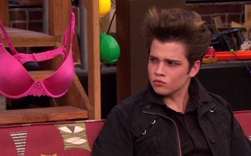 iCarly 
 Armer Nevel